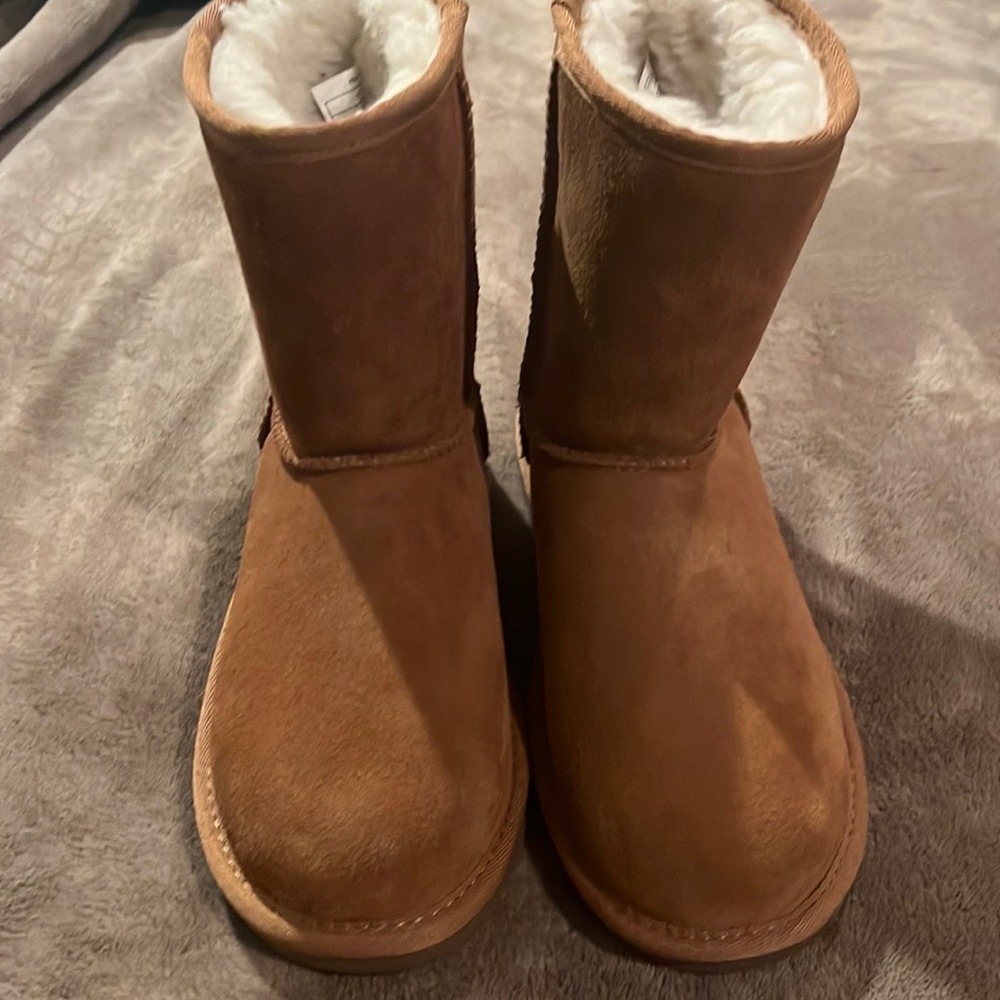 Never worn koolaburra by UGG boots- chestnut